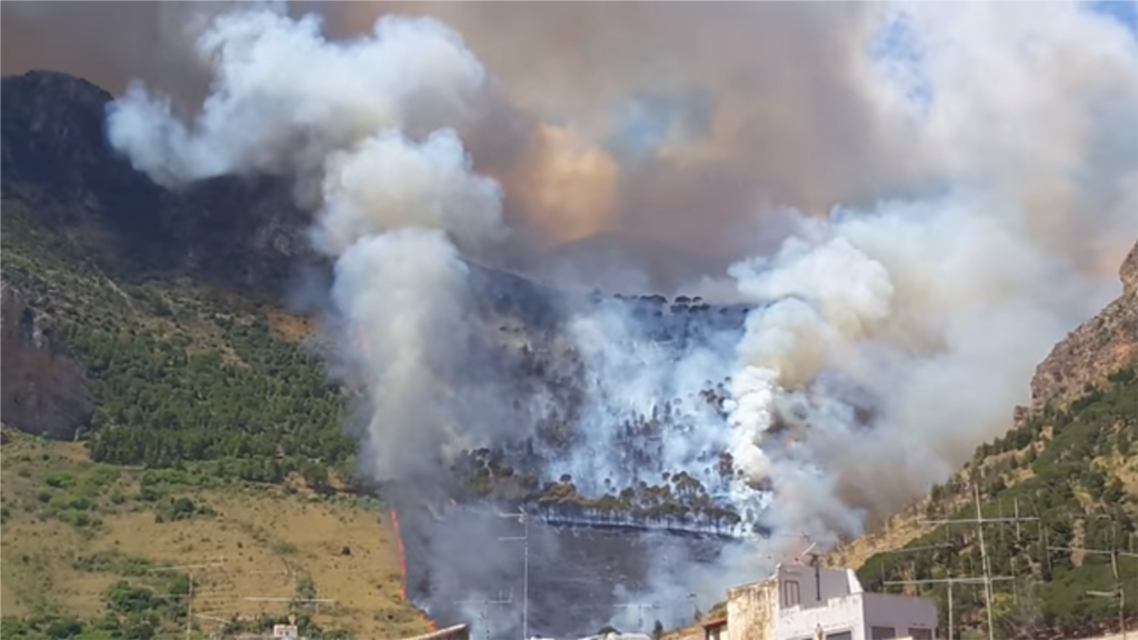 Castellammare, chiusa la Statale per 187 per un vasto incendio