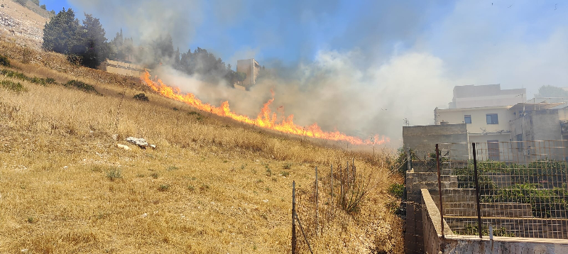 Erice, incendio di sterpaglie in via Giuseppe Clemente