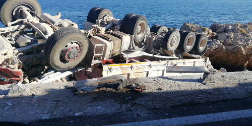 Incidente al nono chilometro, camion finisce in una scarpata