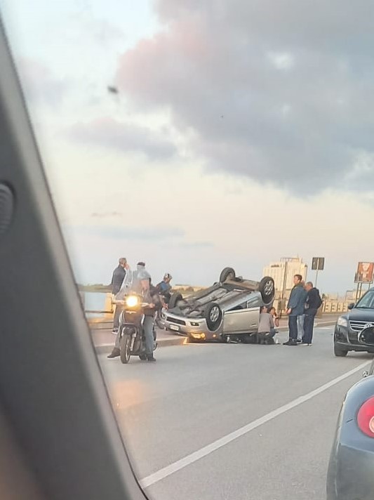 Trapani, auto cappottata sul lungomare Dante Alighieri: tre feriti lievi