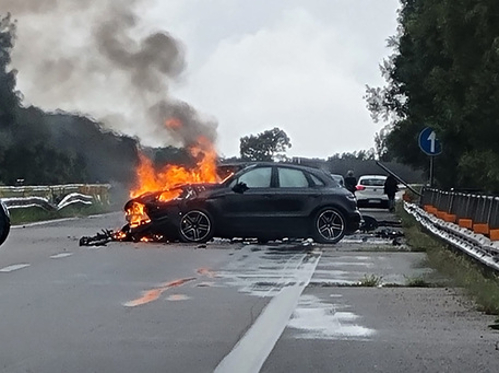 Auto sbanda e va a fuoco sull'A29 Mazara del Vallo Palermo