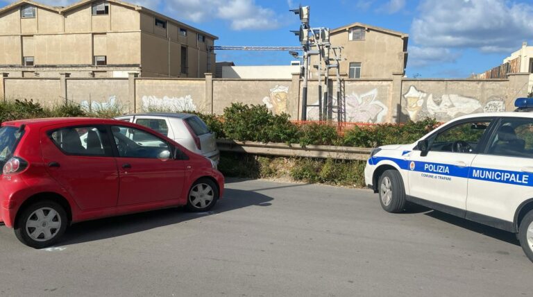 Trapani, scontro frontale tra due auto: un ferito