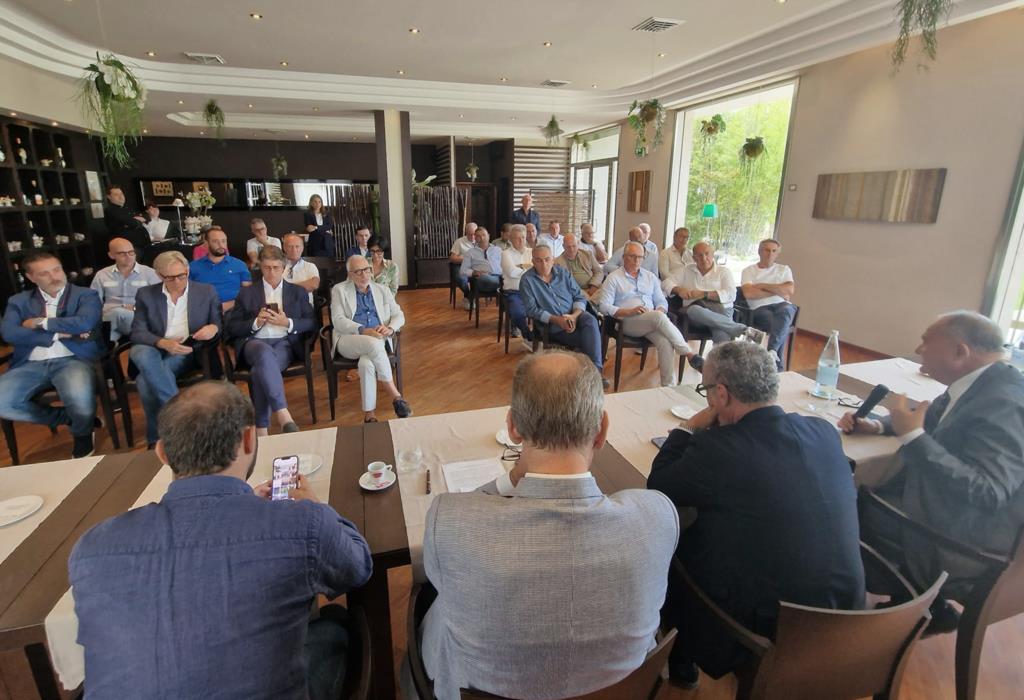 Il sottosegretario La Pietra incontra agricoltori e armatori della provincia