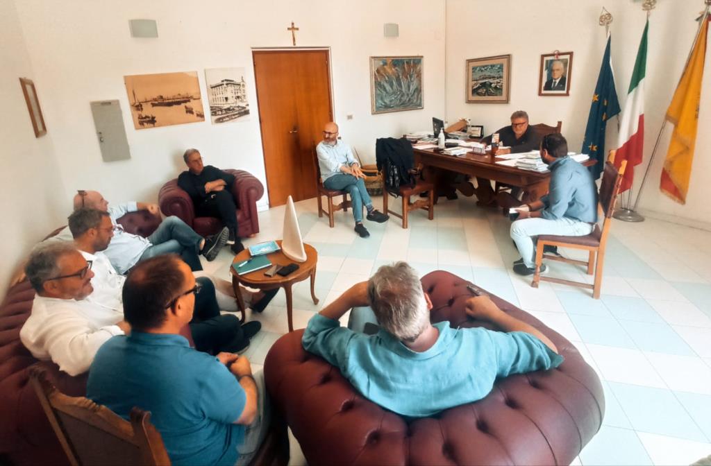 Raccolta rifiuti nelle Egadi, riunione in Municipio