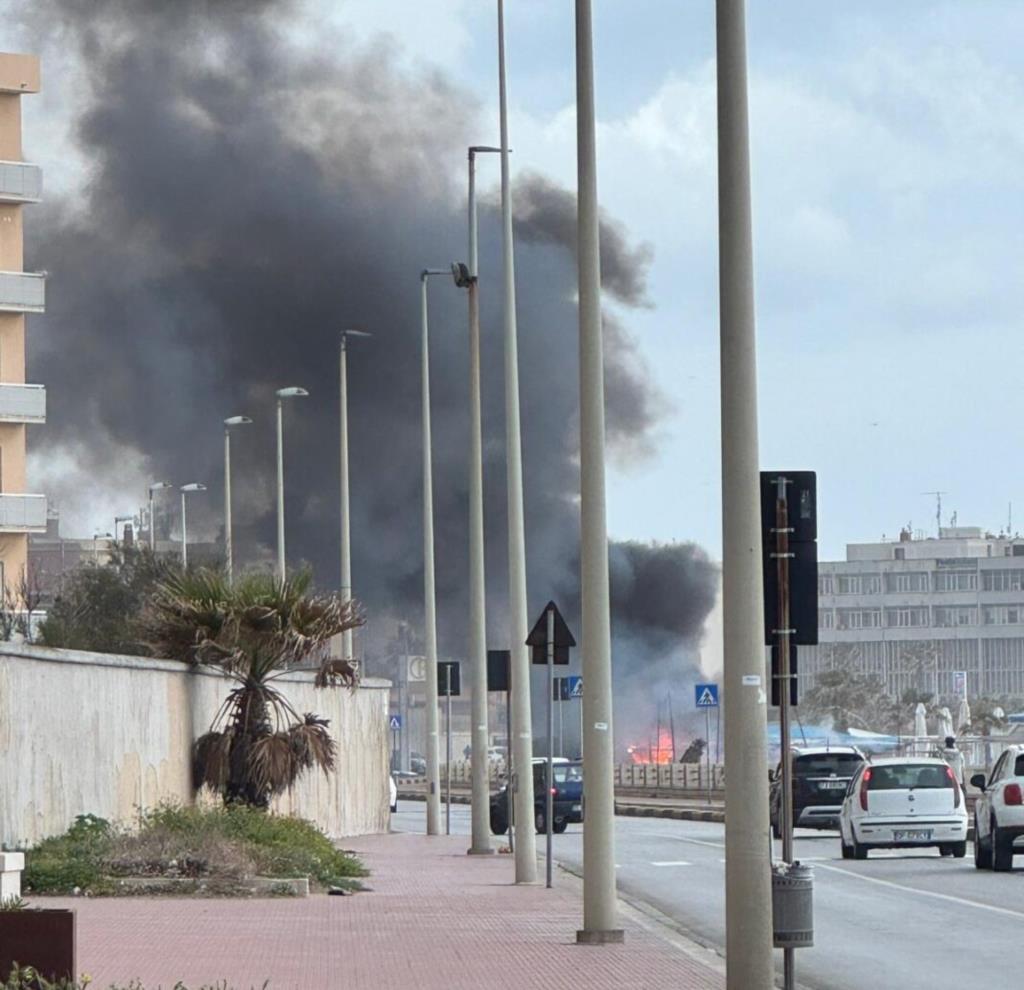 Trapani, fiamme all'ex Lido Paradiso: indagini in corso