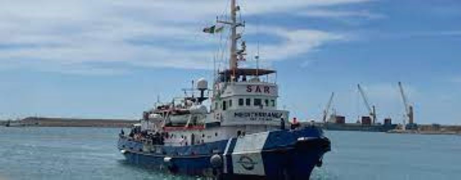 «Sbarcate le attrezzature di soccorso o vi arrestiamo»