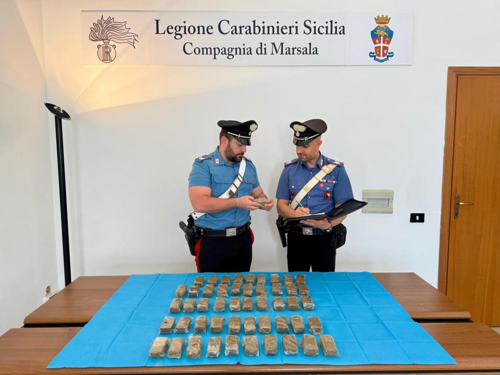 Marsala, sullo scooter con 50 panetti di hashish: arrestato un 70enne