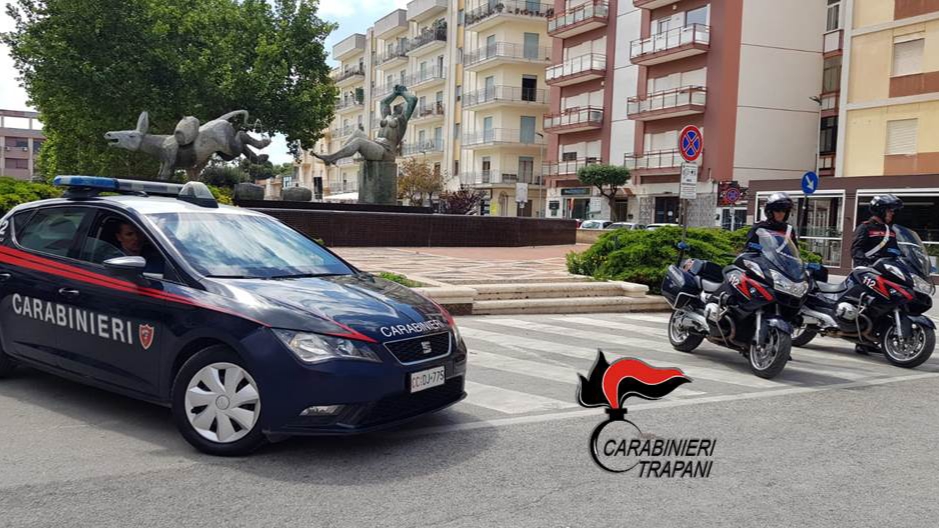 Marsala, vedono i Carabinieri e lanciano la droga dal finestrino dell'auto: denunciati in quattro