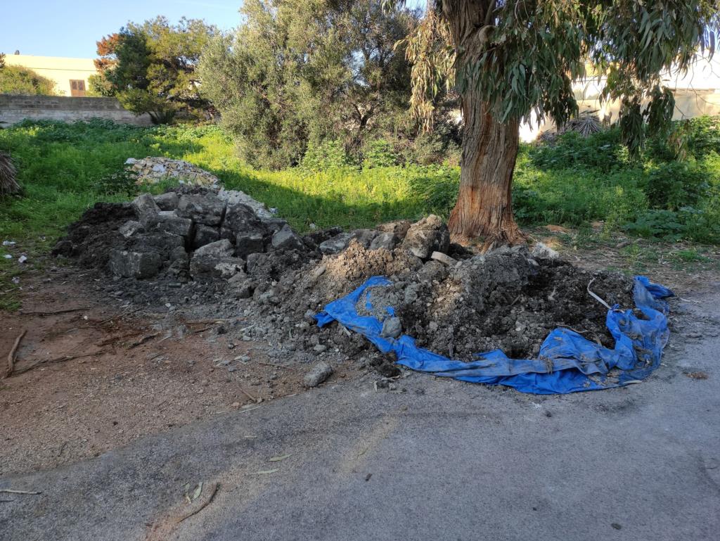 Erice, allarme rifiuti a Pizzolungo: fango e detriti fognari abbandonati nelle strade