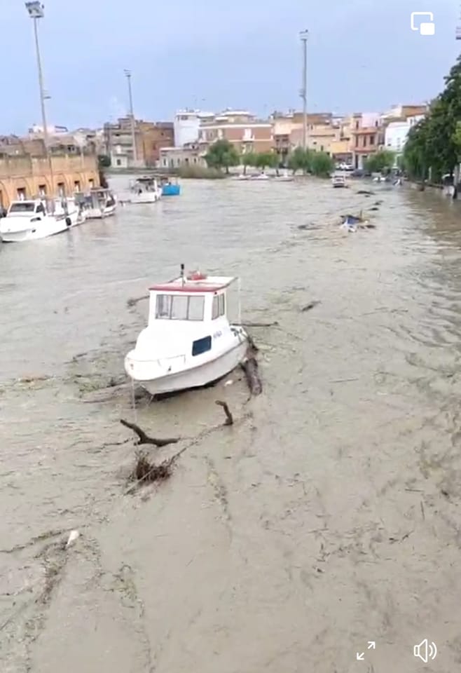 Mazara del Vallo, il maltempo ha ingrossato il fiume Mazaro: barche affondate