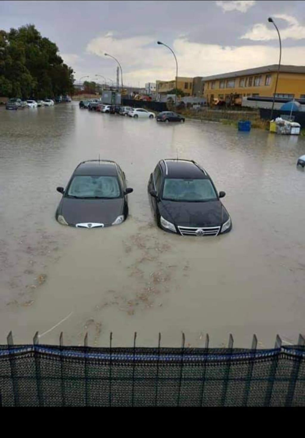 Mazara del Vallo, il maltempo ha ingrossato il fiume Mazaro: barche affondate