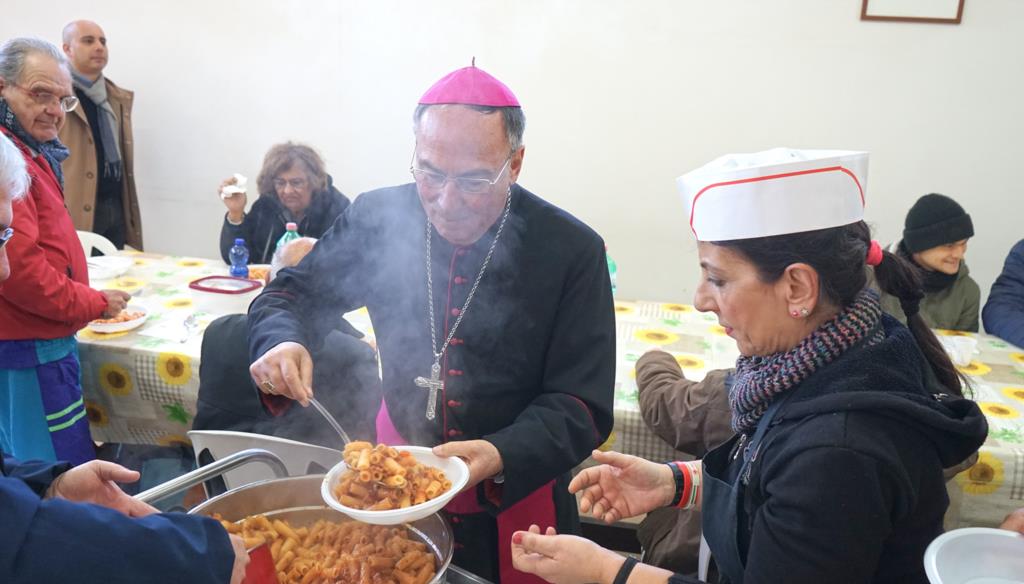 Marsala, il vescovo pranza con i poveri alla mensa
