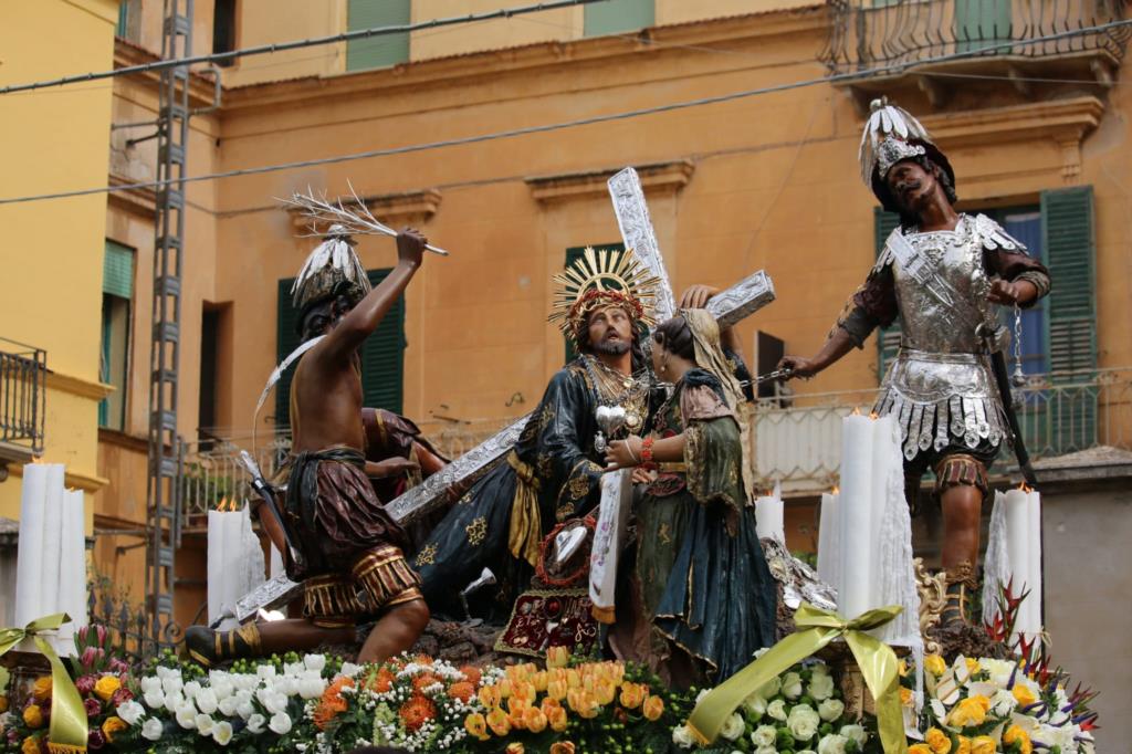 Trapani, incendio in via Corallai: deviato il percorso della processione dei Misteri