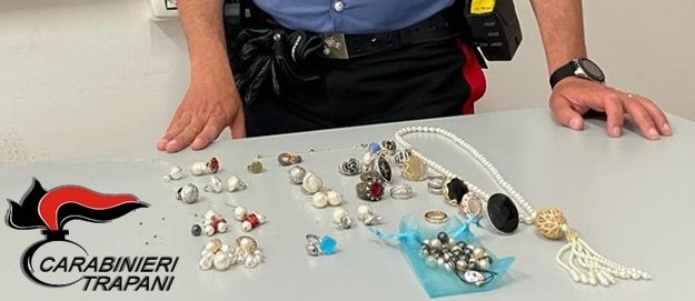 Erice: gioielli rubati rinvenuti all'interno di un sacchetto