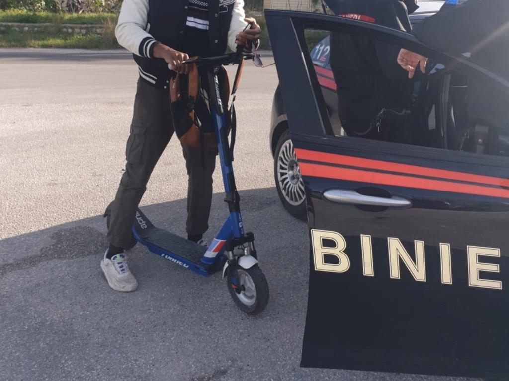Trapani, stretta sui monopattini elettrici e cellulare alla guida. Raffica di sanzioni (VIDEO)