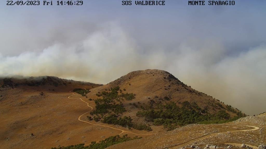 Monte Sparagio di nuovo in fiamme