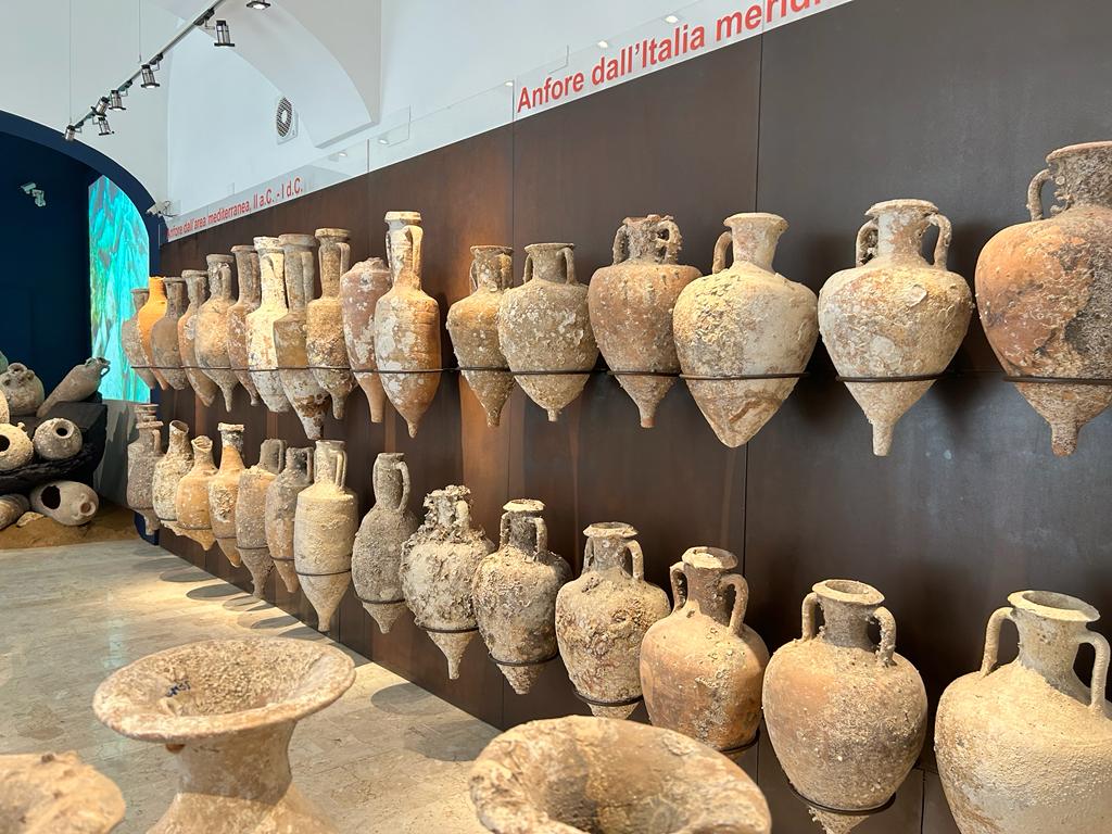 Trapani, a Palazzo Milo mostra permanente di reperti archeologici, volumi e macchinari tipografici