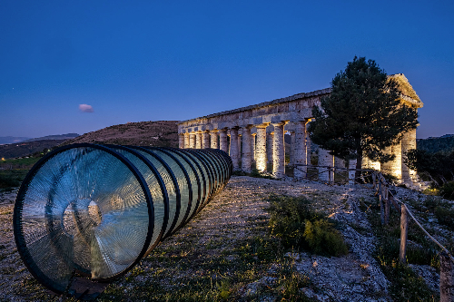 Mostra d'arte contemporanea a Segesta: per Sgarbi una mostruosità, Musumeci chiede che venga spostata