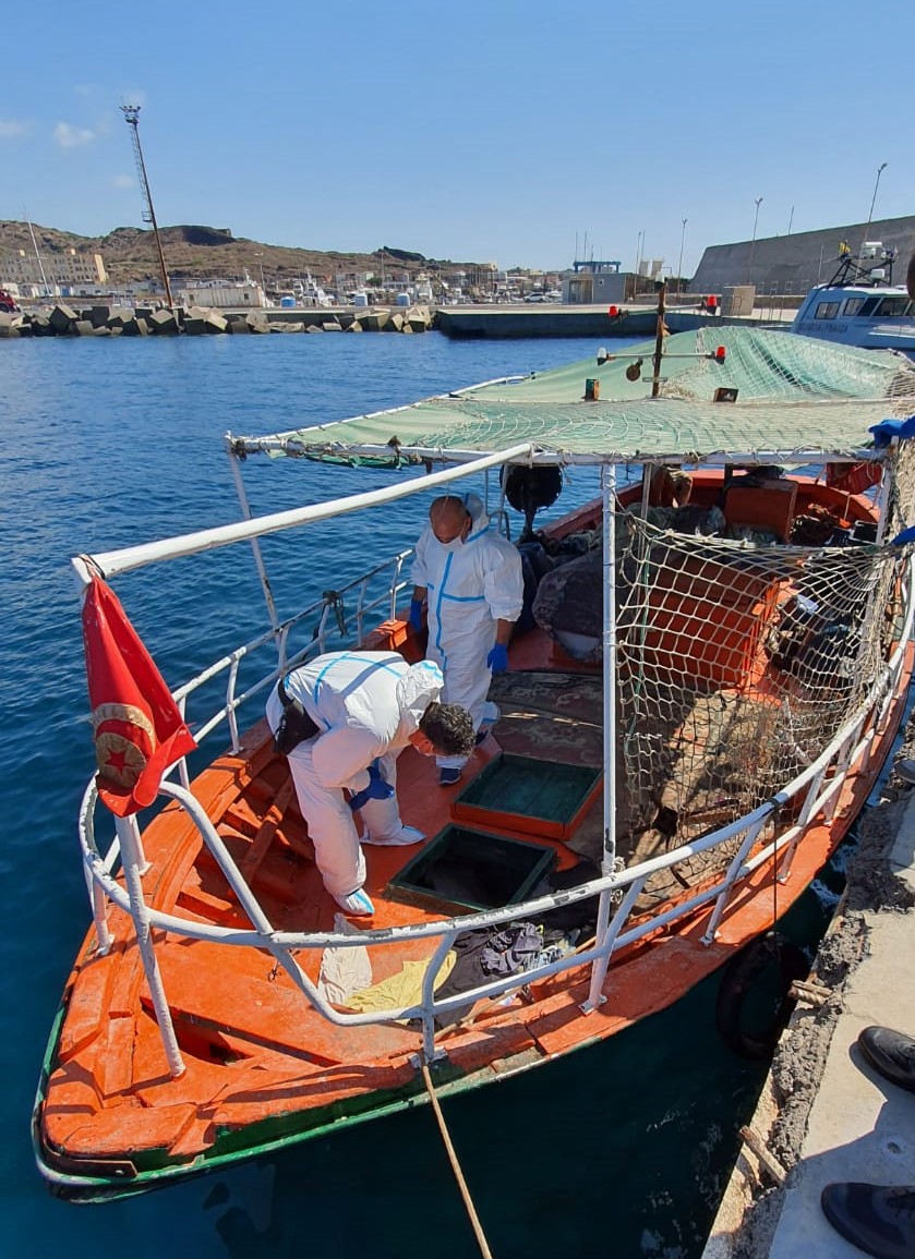 Pantelleria. Sequestrato peschereccio dopo sbarco di migranti, arrestati due scafisti