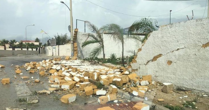 Tromba d'aria a Triscina: abbattuto un muro