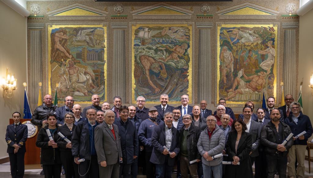Trapani, consegnate le medaglie di lunga navigazione ai marittimi
