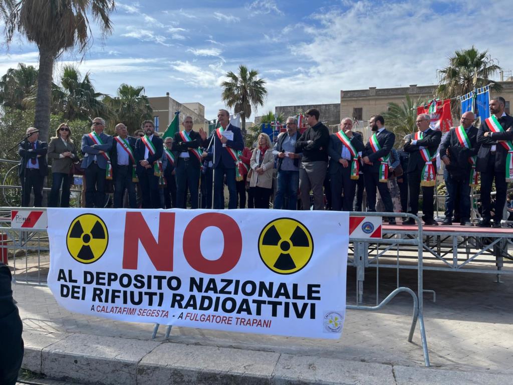 Trapani, centinaia di studenti in piazza per dire NO al deposito di scorie nucleari