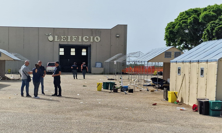 Campobello, in corso lo sgombero del campo migranti nell'ex oleificio