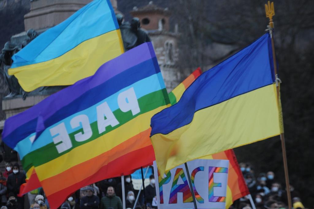 Bandiere della pace e dell'Ucraina in tutte le sedi della Cgil del territorio