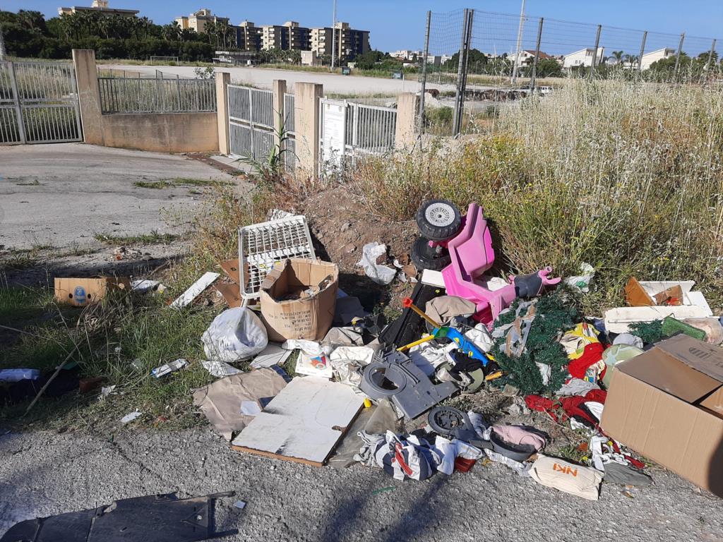 Erice: rifiuti abbandonati nei pressi della Scuola Pagoto, la denuncia di Diventerà Bellissima