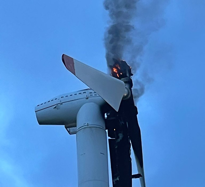 Partanna, fulmine colpisce un palo eolico