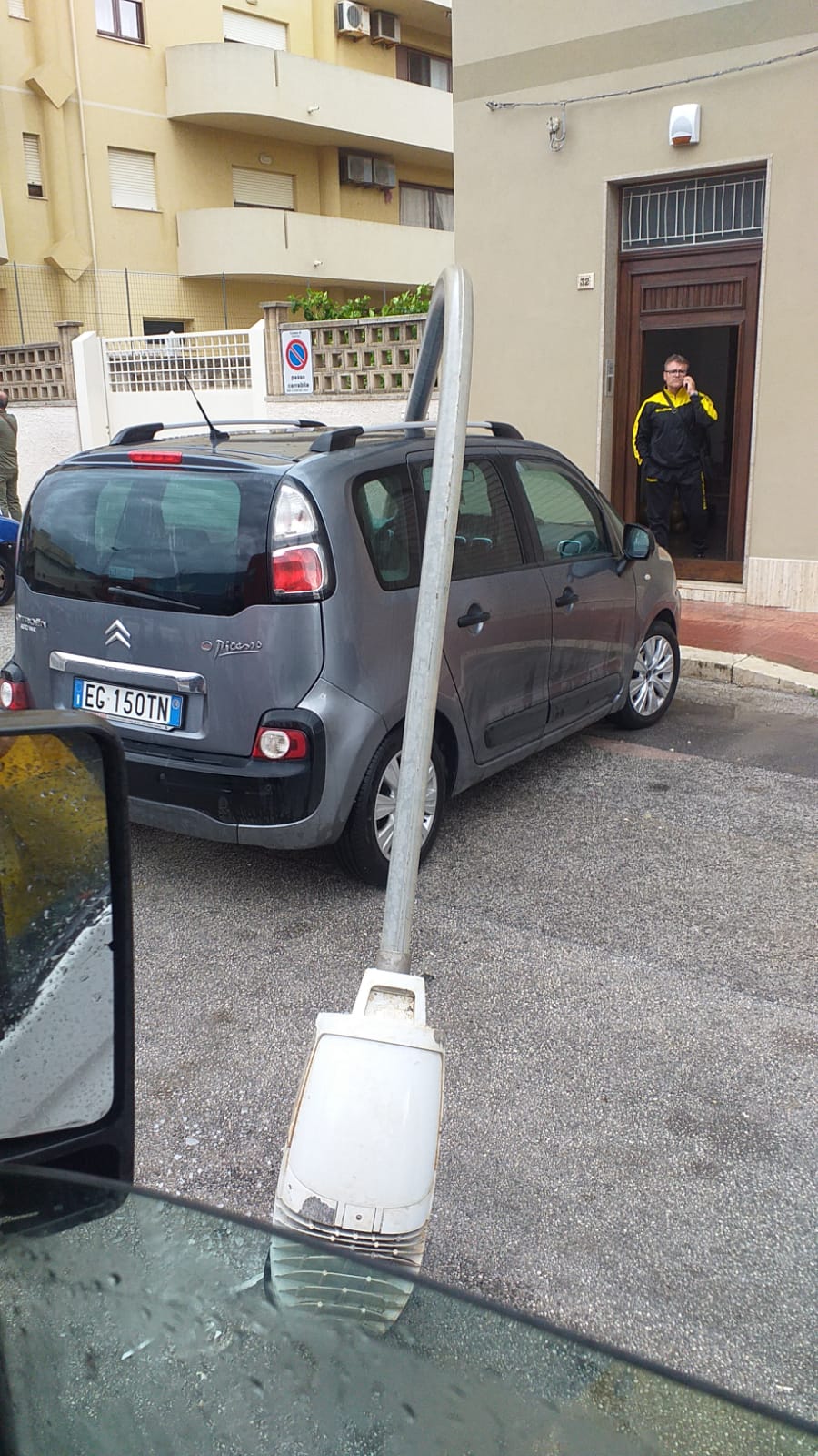 Maltempo a Trapani, alberi caduti e disagi nei trasporti ferroviari