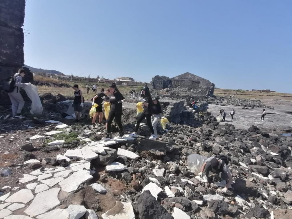 Pantelleria, Capitaneria di porto e studenti insieme per pulire le coste