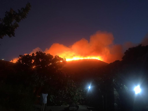 Vasto incendio a Pantelleria: fiamme da Cuddia Catalana a cala Gadir