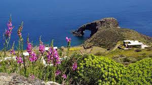 Pantelleria, continuano gli sbarchi e aumentano i contagi: è emergenza