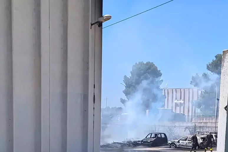 Partanna, incendio in un'azienda: distrutti 13 mezzi