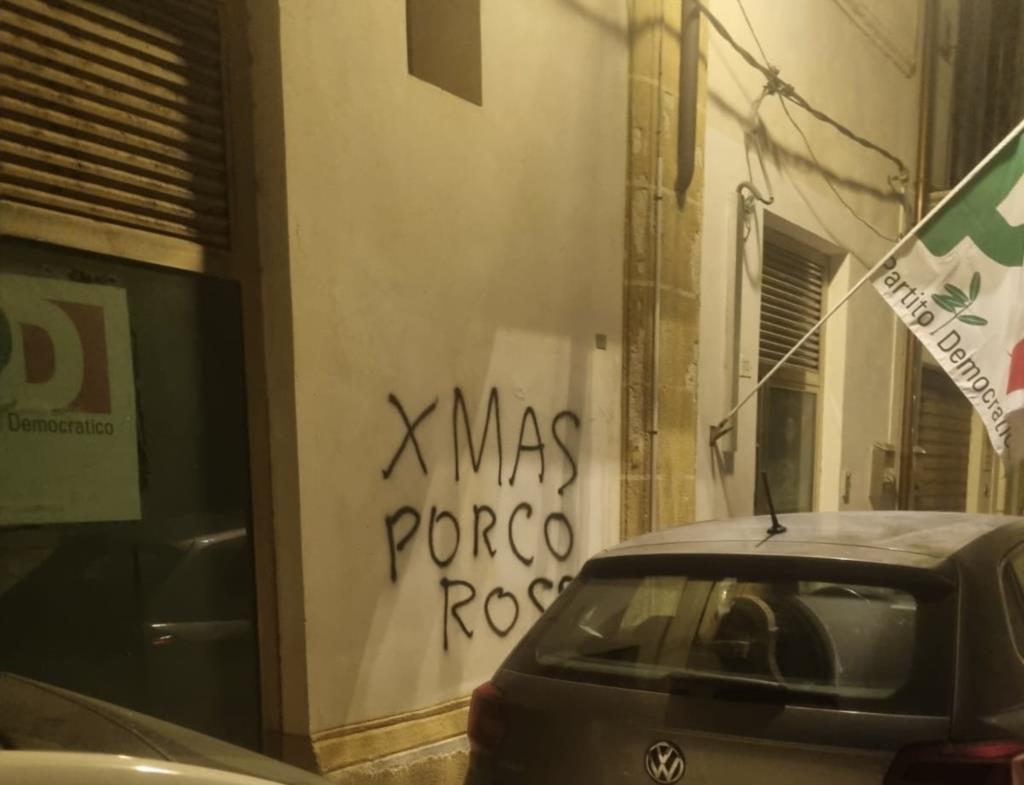 Marsala, scritte fasciste sui muri del circolo PD