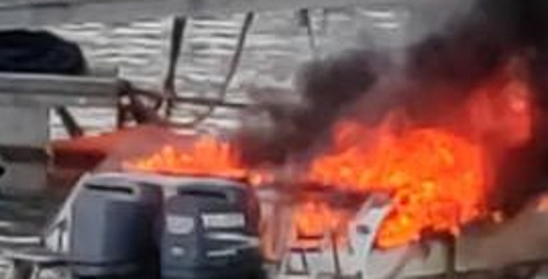 Barca a fuoco all'interno del porto di San Vito Lo Capo