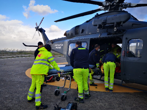 Intervento di un elicottero dell'82° Csar per salvare una donna infartuata