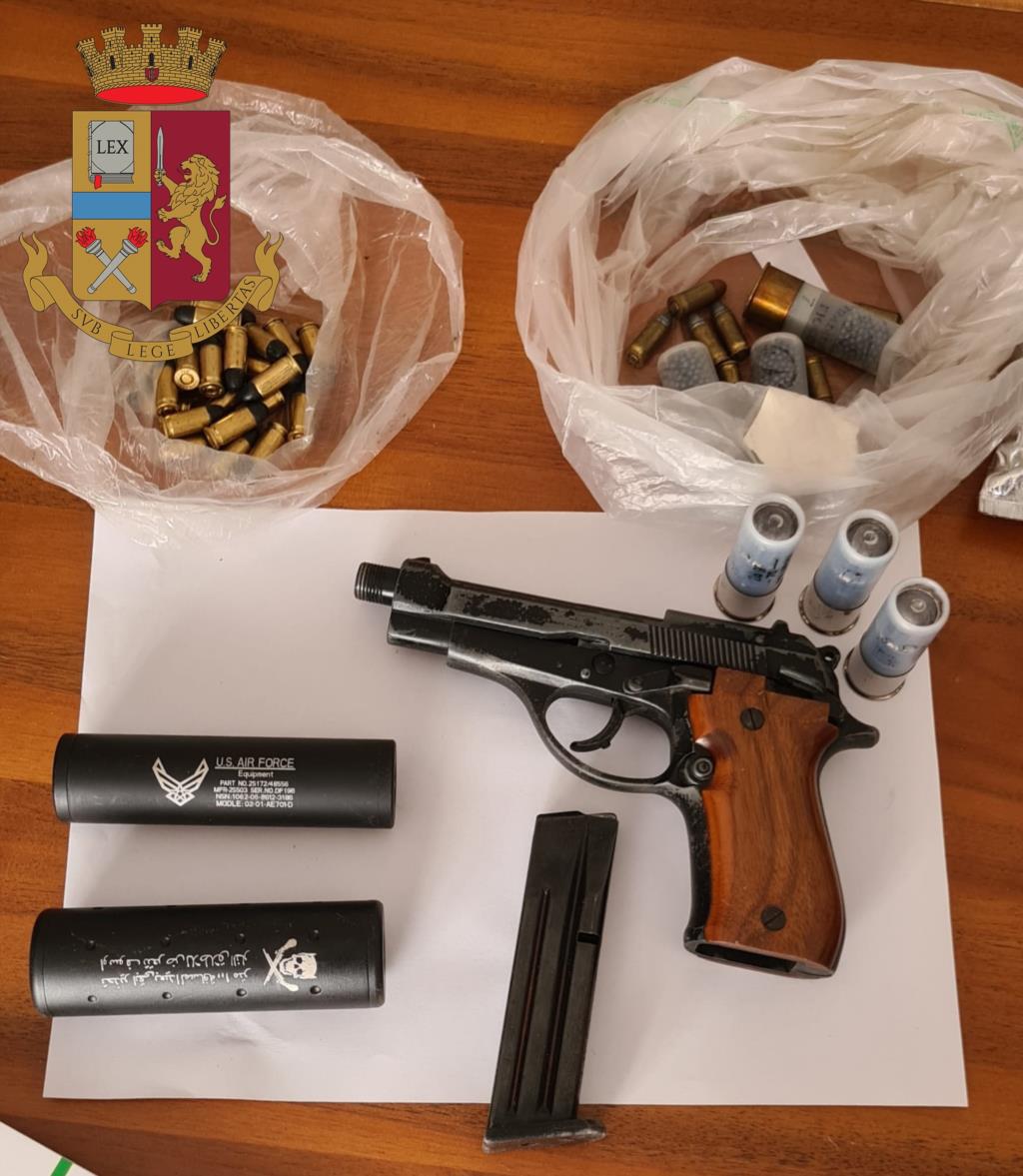 Custonaci, in casa con una pistola e due silenziatori: arrestato
