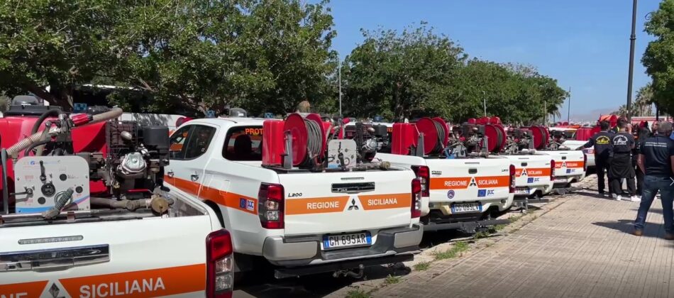 Prevenzione incendi, la Regione consegna 70 pick-up ai volontari della Protezione civile