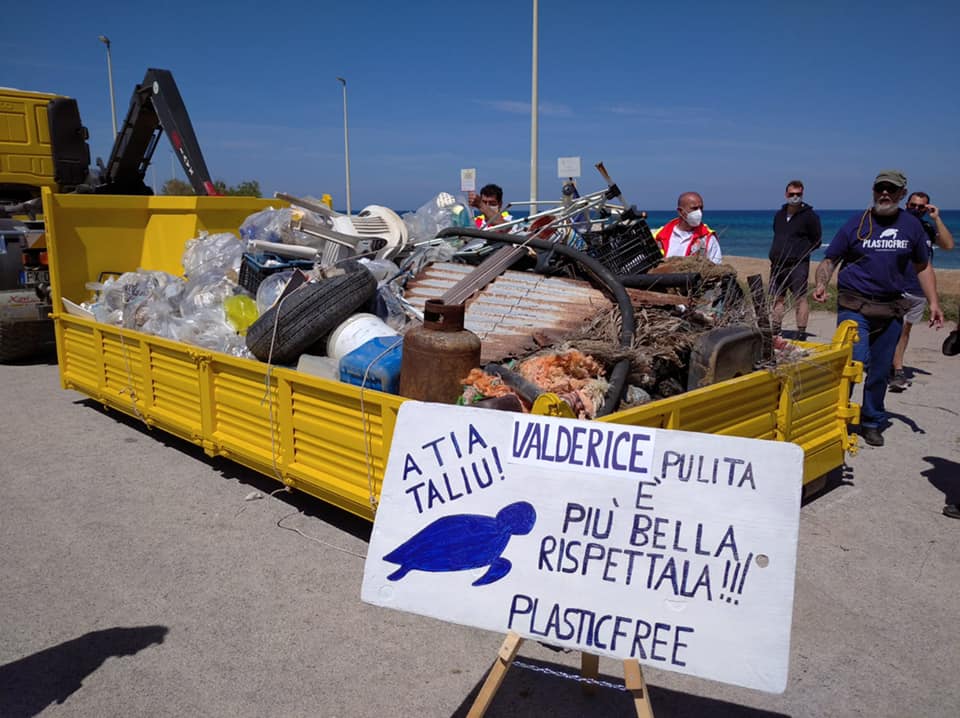 Plastic free: tonnellate di rifiuti raccolti dai volontari a Rio Forgia