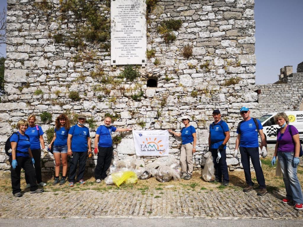 Erice: Plastic Free e Cai ripuliscono i sentieri delle mura ciclopiche