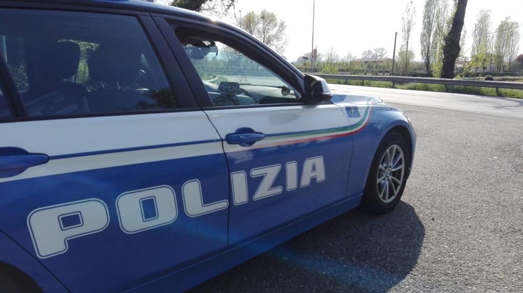 Smonta e rivende i pezzi di due autocarri sotto sequestro: denunciato