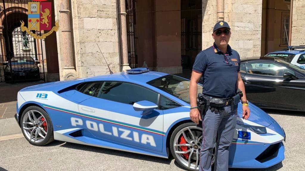 Trapani, Lamborghini in piazza Municipio... è della Polizia