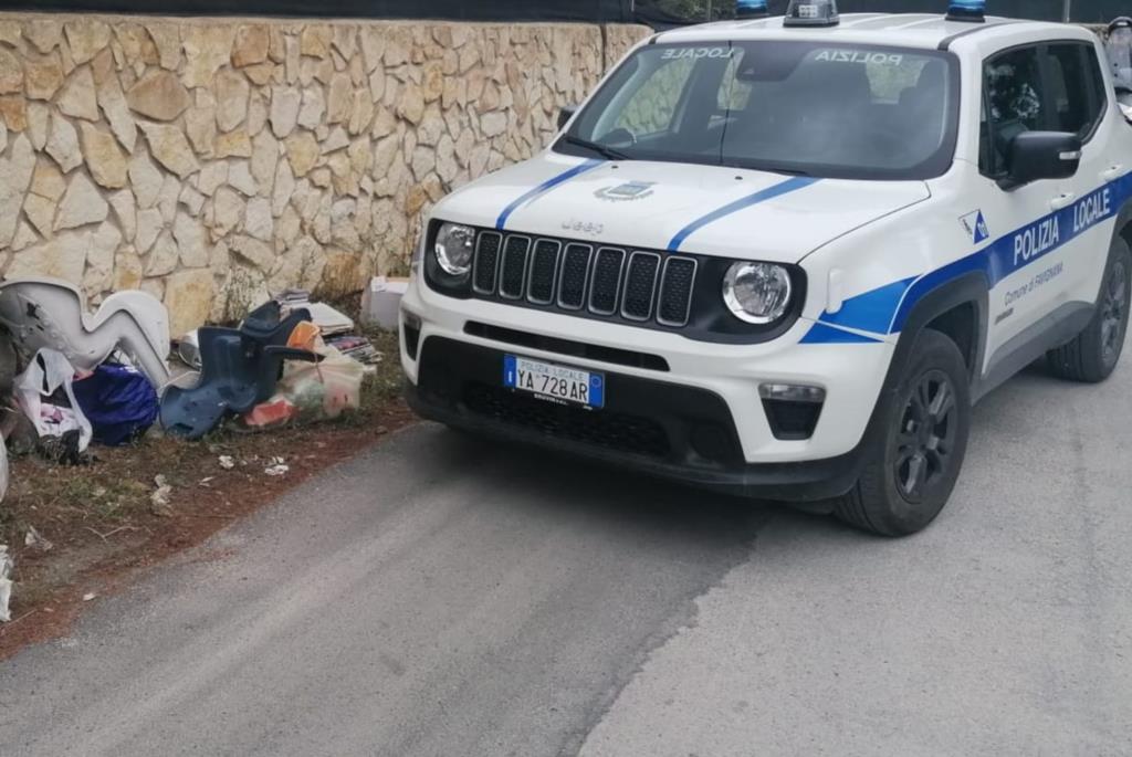 Favignana, abbandona rifiuti in centro: settantenne sanzionato dalla Polizia locale