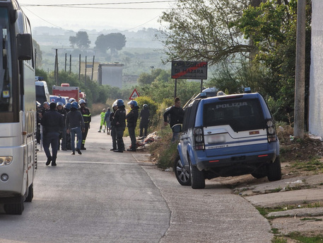 Operazione all'ex cementificio di Castelvetrano: dal rogo in cui morì un bracciante allo sgombero