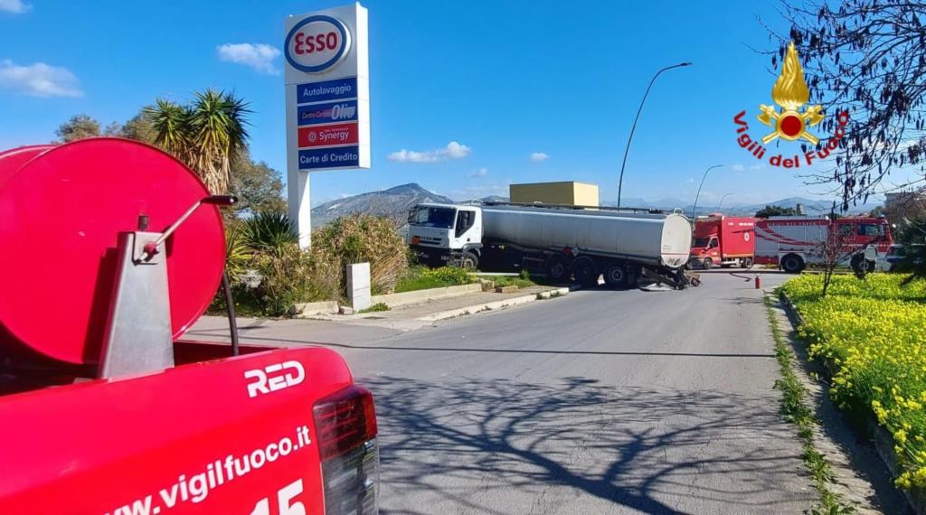 Calatafimi, autocisterna finisce fuori strada con 40mila litri di benzina