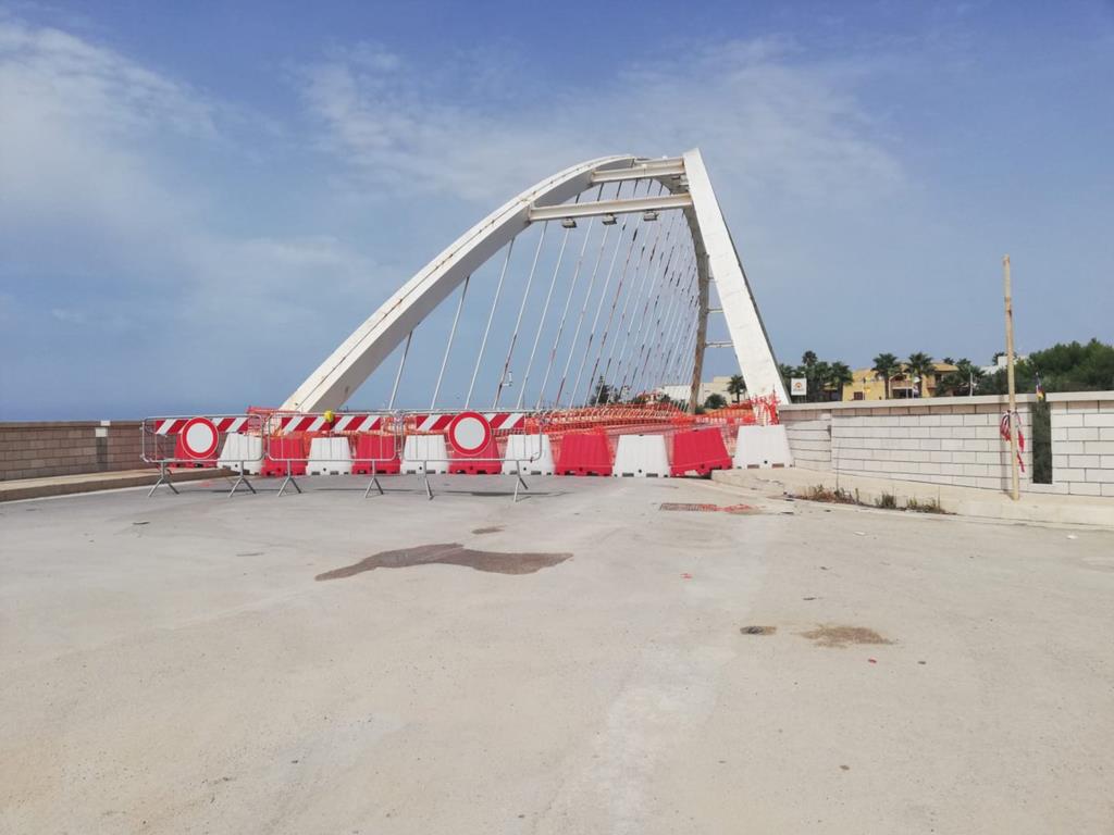 Incendio distrugge gru nel cantiere del ponte Bocca Arena a Mazara