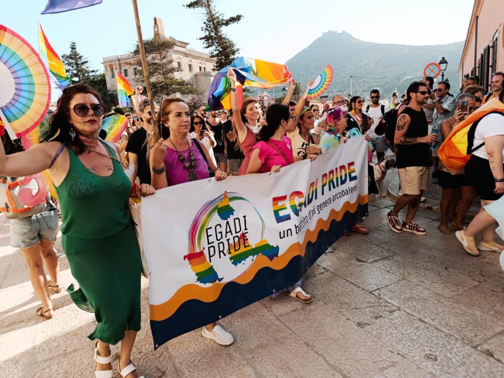 L'Egadi Pride colora Favignana, in piazza per i diritti universali