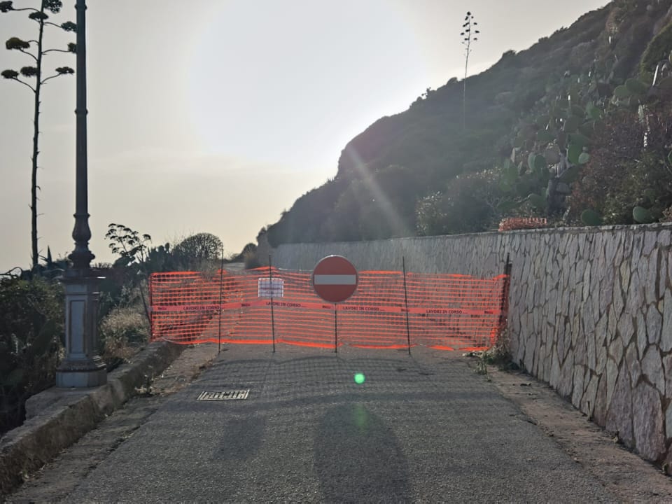 Levanzo, rimosse da ignoti le transenne che inibivano l’accesso alla via dei Faraglioni